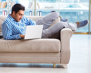 Bilgisayarlı beyaz öğrenci üniversite sınavlarına hazırlanıyor.