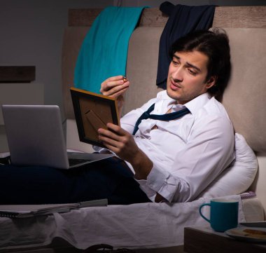 Genç adam karşılıksız aşktan muzdarip.