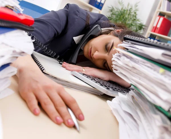 Die Mitarbeiterin mit zu viel Arbeit im Büro — Stockfoto