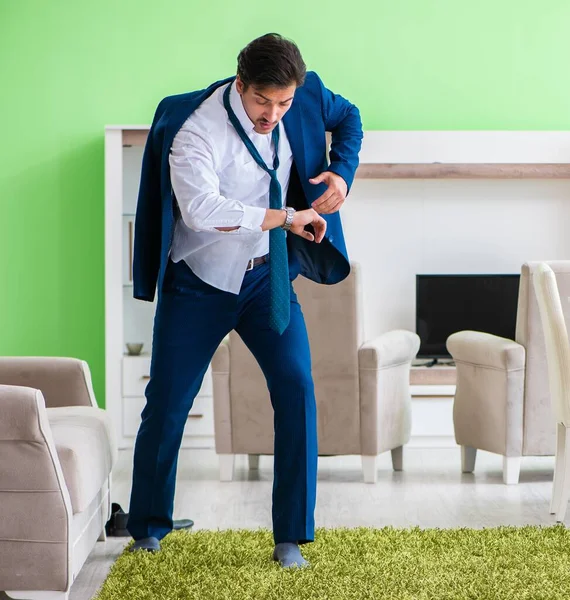 Homem vestir-se e tarde para o trabalho — Fotografia de Stock