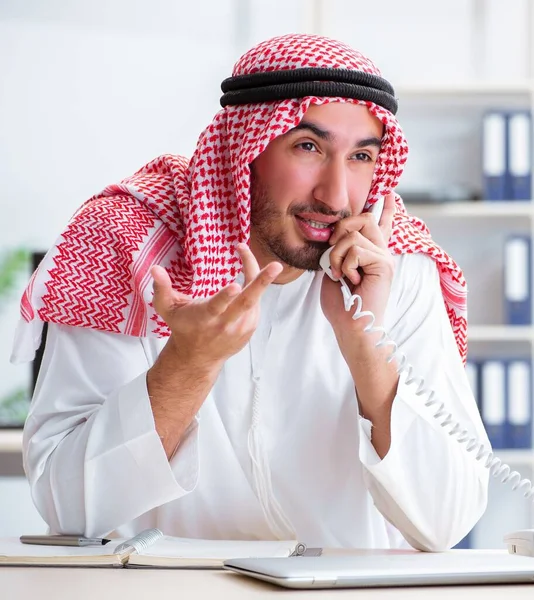 Arab üzletember az irodában. — Stock Fotó