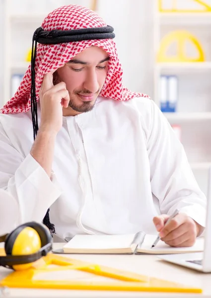 Ingénieur arabe travaillant sur un nouveau projet — Photo