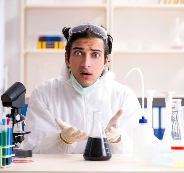 El joven químico guapo que trabaja en el laboratorio — Foto de Stock