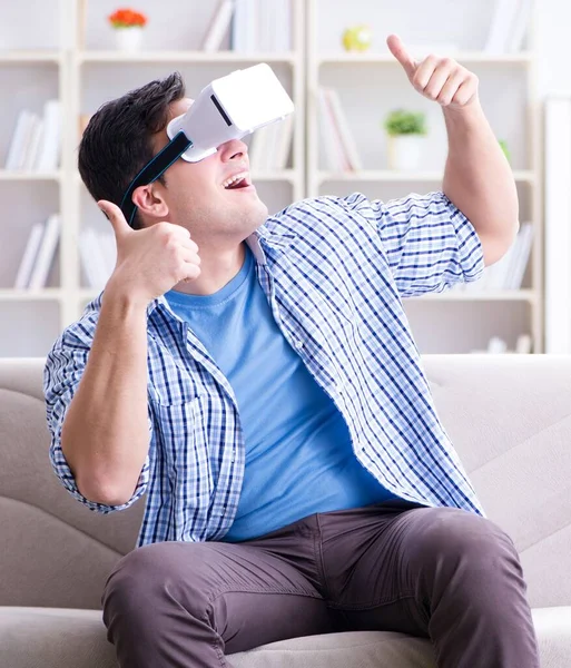 Człowiek w okularach wirtualnej rzeczywistości bawi się w domu — Zdjęcie stockowe