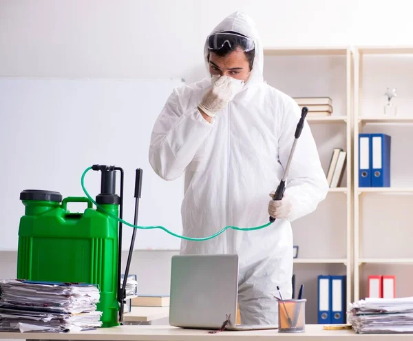 El contratista profesional haciendo control de plagas en la oficina — Foto de Stock