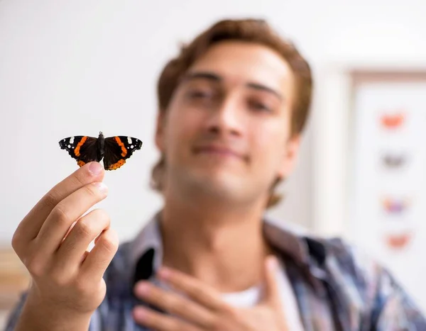 Student entomolog studující nové druhy motýlů — Stock fotografie