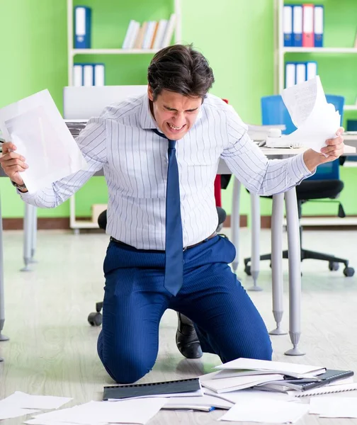 Uomo d'affari frustrato stressato dal lavoro eccessivo — Foto Stock