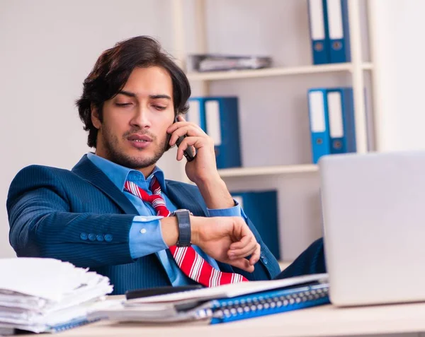 Молодий красивий бізнесмен сидить в офісі — стокове фото