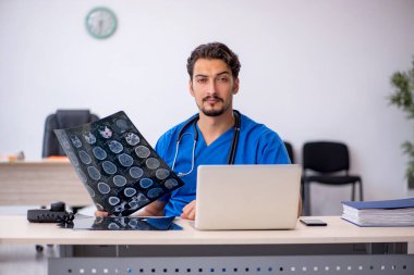 Klinikte çalışan genç bir erkek radyolog.