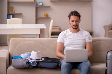 Genç adam eve gitmeye hazırlanıyor.