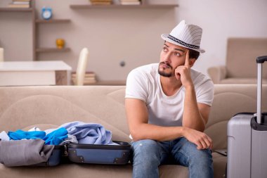 Genç adam eve gitmeye hazırlanıyor.