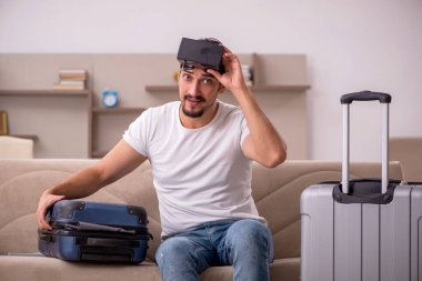 Genç adam eve gitmeye hazırlanıyor.