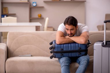 Genç adam eve gitmeye hazırlanıyor.