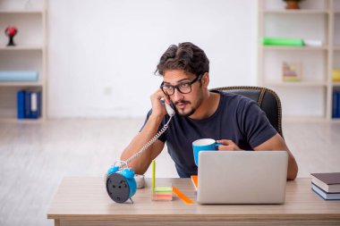 Ofiste çalışan genç erkek tasarımcı.