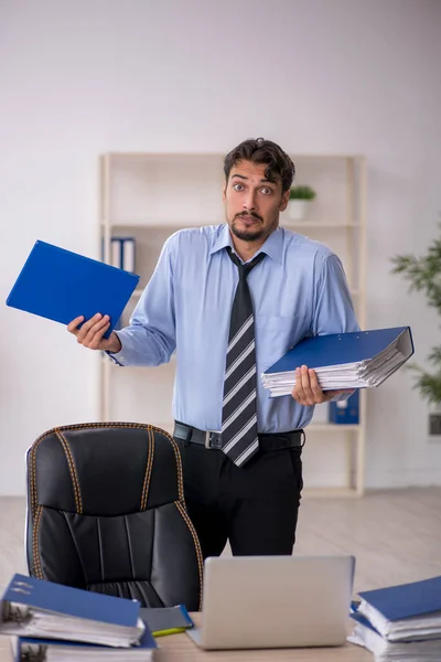 Junge männliche Angestellte im Büro — Stockfoto