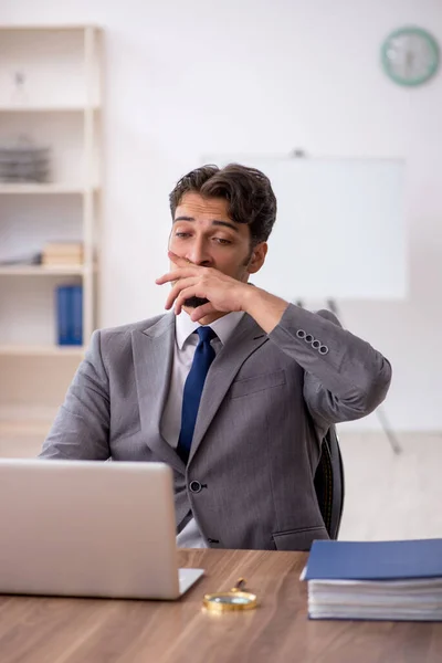 Joven empleado masculino sentado en la oficina —  Fotos de Stock