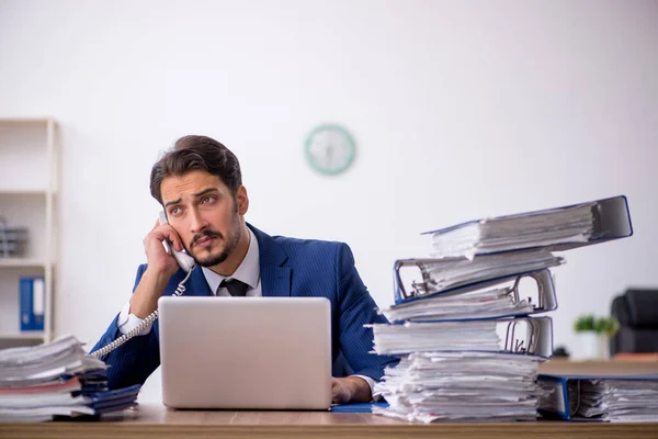 Junge männliche Mitarbeiter und zu viel Arbeit im Büro — Stockfoto