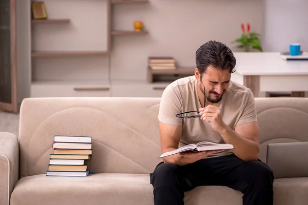 Jeune étudiant masculin étudiant à la maison pendant la pandémie — Photo