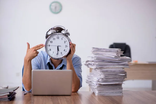 Joven empleado masculino en concepto de gestión del tiempo —  Fotos de Stock