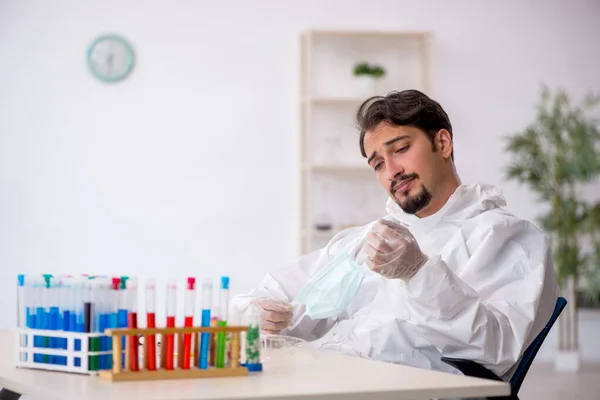 Junger männlicher Chemiker im Konzept der Drogensynthese — Stockfoto