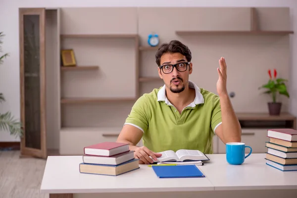 Jonge mannelijke student die thuis studeert — Stockfoto