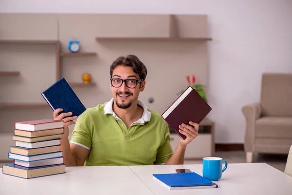 Jovem estudante do sexo masculino estudando em casa — Fotografia de Stock