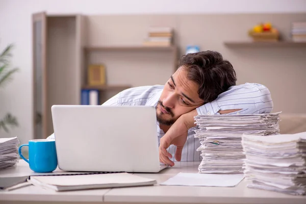 Young businessman employee working from home during pandemic — Stock Photo, Image