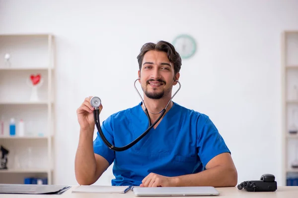 Jovem médico do sexo masculino trabalhando na clínica — Fotografia de Stock