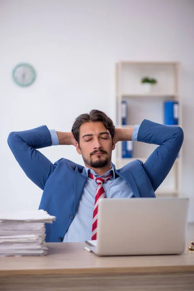 Giovane dipendente maschio e troppo lavoro in ufficio — Foto Stock