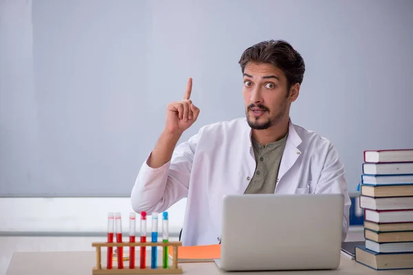 Genç erkek kimyacı öğretmen beyaz tahtanın önünde. — Stok fotoğraf