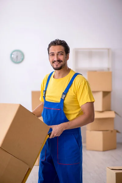 Joven contratista masculino haciendo la reubicación del hogar — Foto de Stock