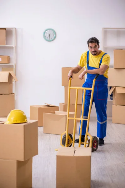 Joven contratista masculino haciendo la reubicación del hogar — Foto de Stock