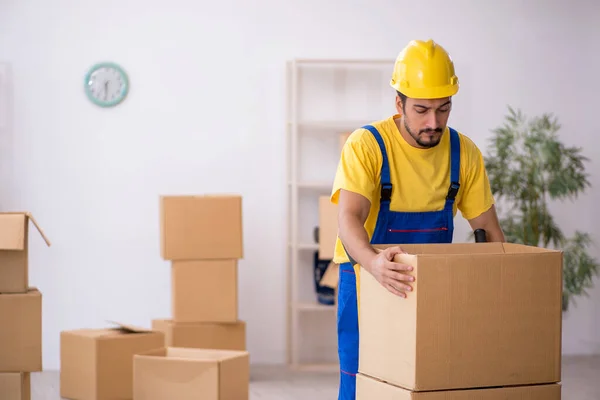 Joven contratista masculino haciendo la reubicación del hogar — Foto de Stock