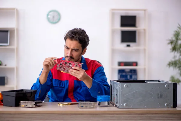 Mladý muž opravář opravuje počítač — Stock fotografie