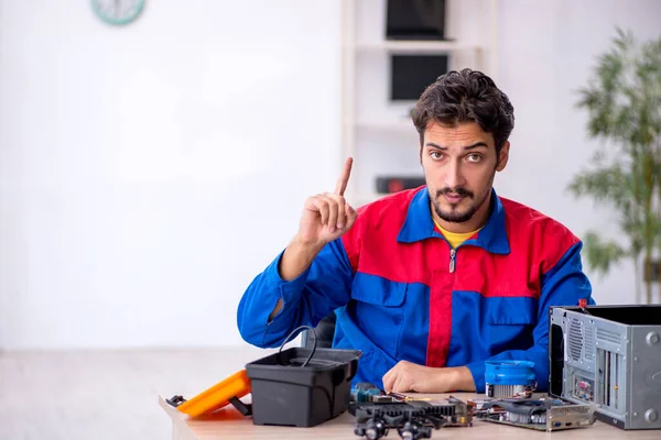 Jeune réparateur masculin réparer ordinateur — Photo