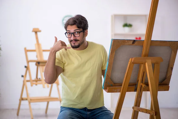 Giovane uomo godendo la pittura a casa — Foto Stock