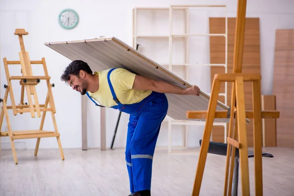 Joven carpintero masculino trabajando en casa —  Fotos de Stock