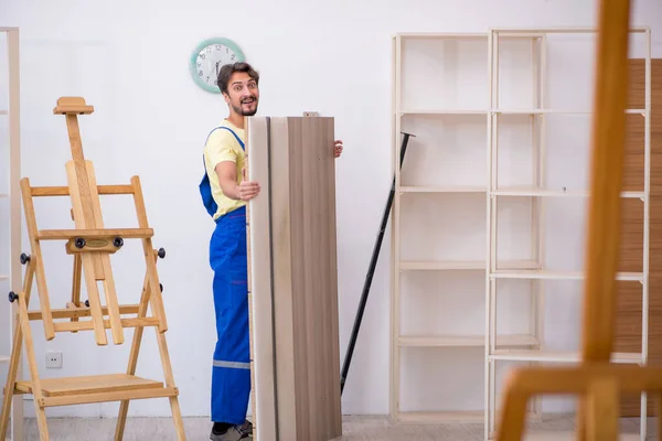 Evde çalışan genç erkek marangoz. — Stok fotoğraf