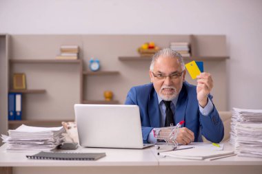 Yaşlı erkek patron salgın sırasında evden çalışıyor.