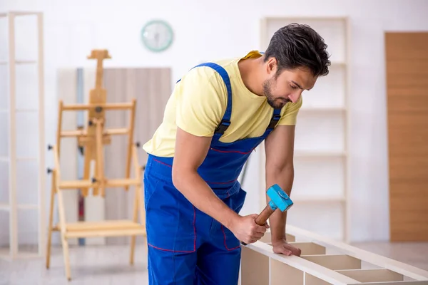 Jovem carpinteiro do sexo masculino trabalhando em casa — Fotografia de Stock