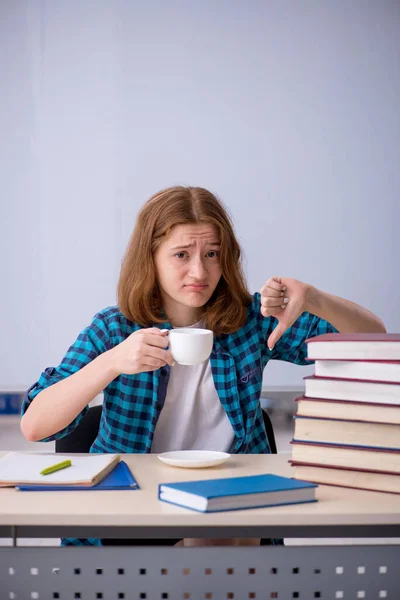 Jovem estudante bebendo café durante o intervalo — Fotografia de Stock