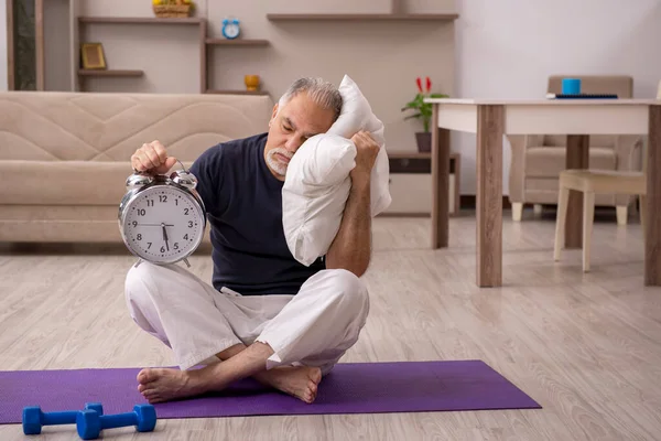 Velho fazendo exercícios esportivos em casa — Fotografia de Stock