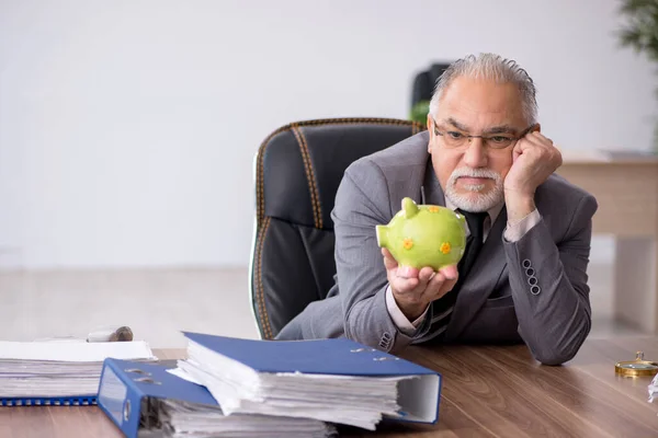 Vecchio dipendente di sesso maschile nel concetto di pensione — Foto Stock