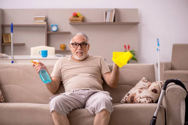 Old man doing housework at home — Stock Photo, Image