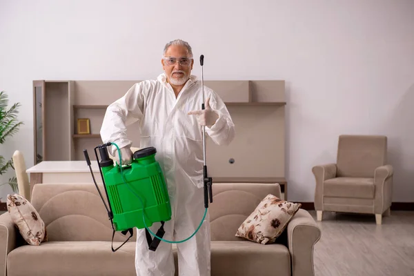 Ancien entrepreneur masculin faisant la lutte antiparasitaire à la maison — Photo