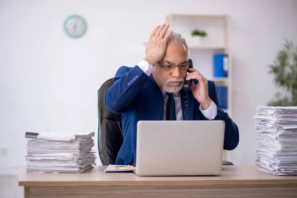 Vecchio dipendente maschio e troppo lavoro in ufficio — Foto Stock