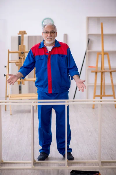 Oude mannelijke timmerman werkt binnen — Stockfoto