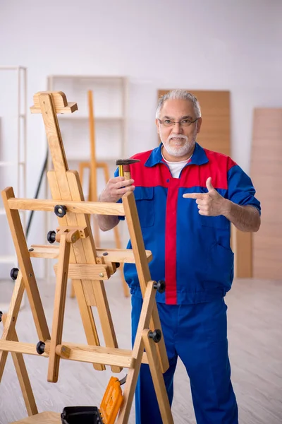 Viejo carpintero reparando caballete de dibujo —  Fotos de Stock