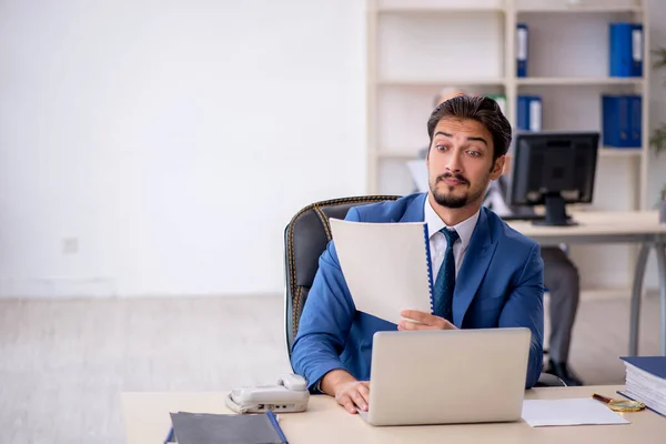 Ancien patron masculin et jeune employé masculin travaillant dans le bureau — Photo