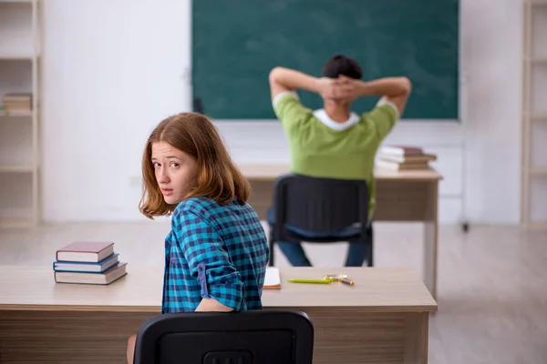 Dois estudantes sentados na sala de aula — Fotografia de Stock